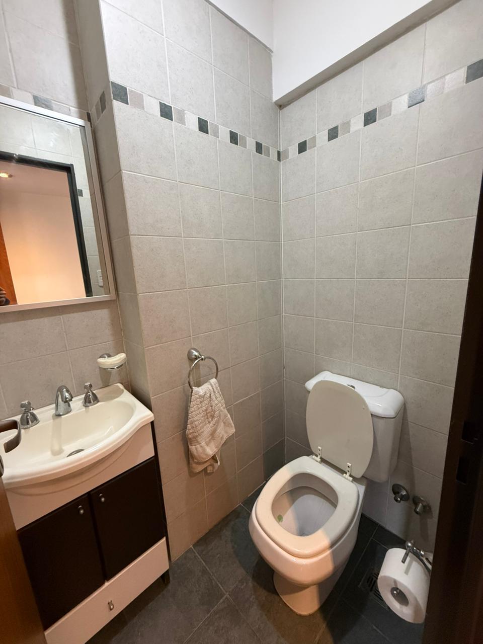 aparopropiedades - Departamento de 3 ambientes con cochera techada en Quilmes centro.