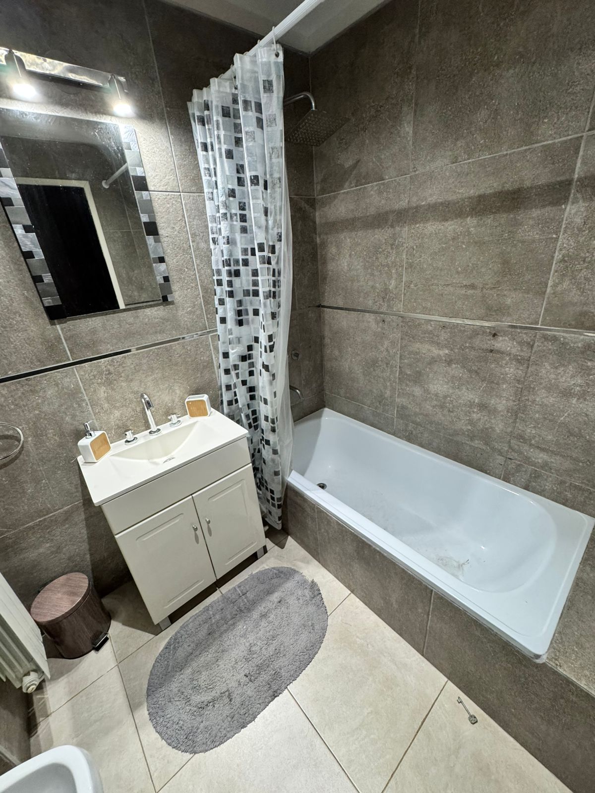 aparopropiedades - Departamento de 2 ambientes con cochera (AMUEBLADO)