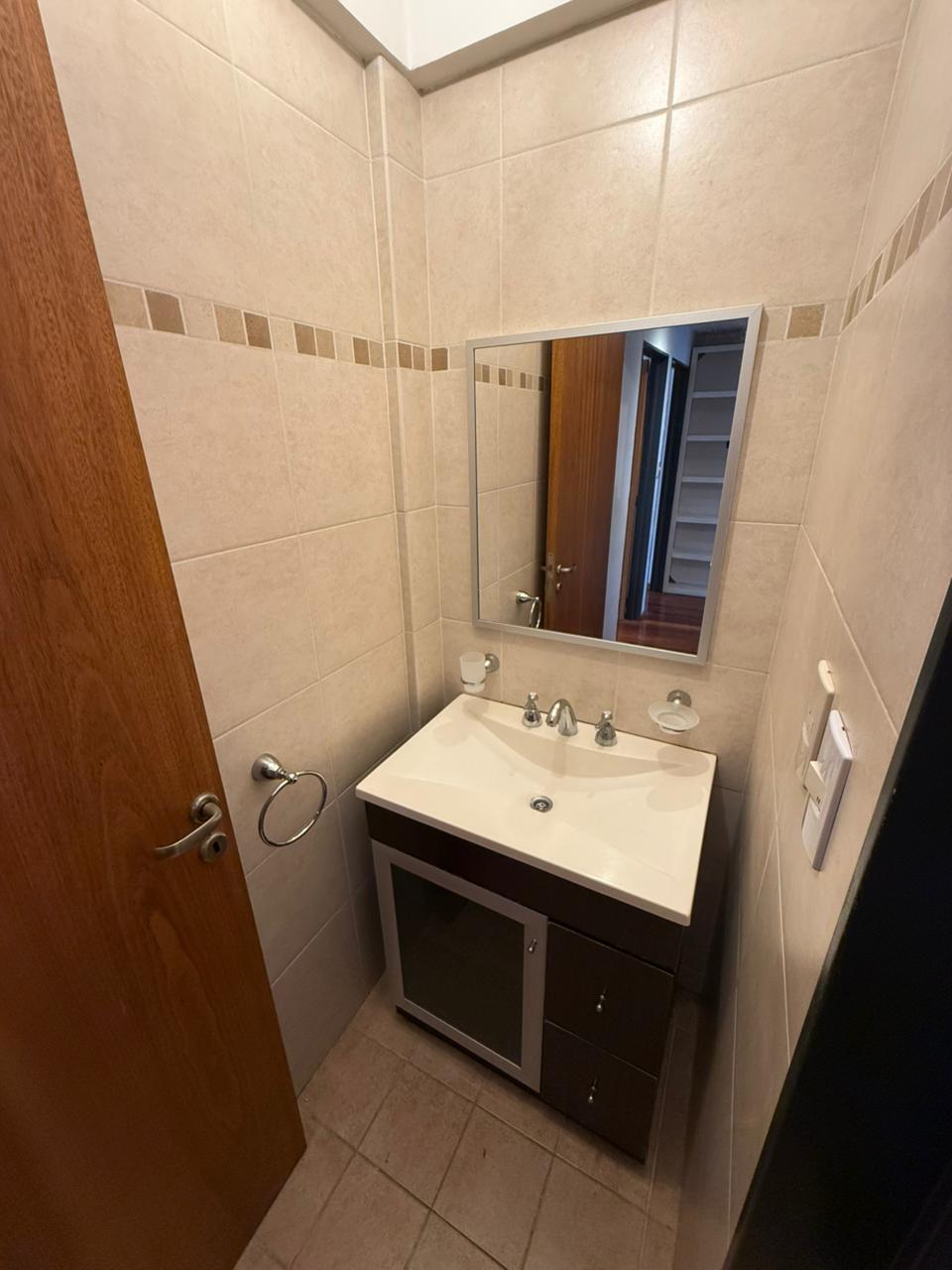 aparopropiedades - Departamento de 3 ambientes con cochera techada en Quilmes centro.