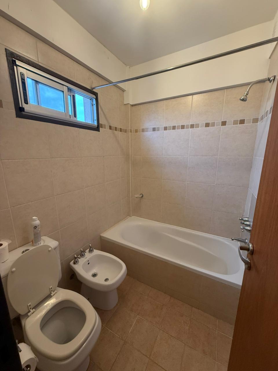 aparopropiedades - Departamento de 3 ambientes con cochera techada en Quilmes centro.