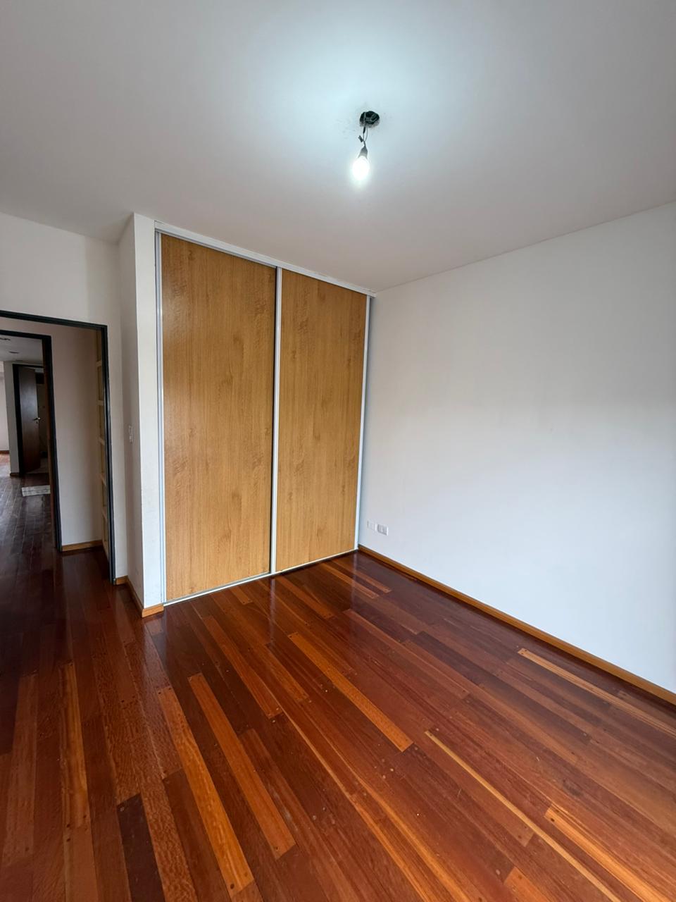 aparopropiedades - Departamento de 3 ambientes con cochera techada en Quilmes centro.