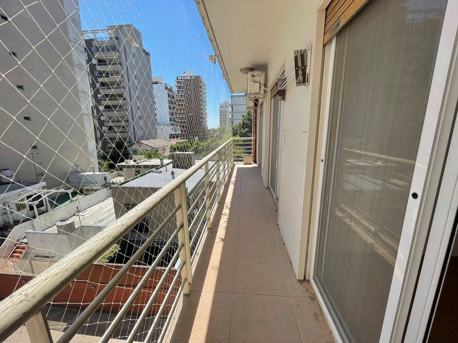 aparopropiedades - Piso con cochera en Quilmes centro en Alquiler