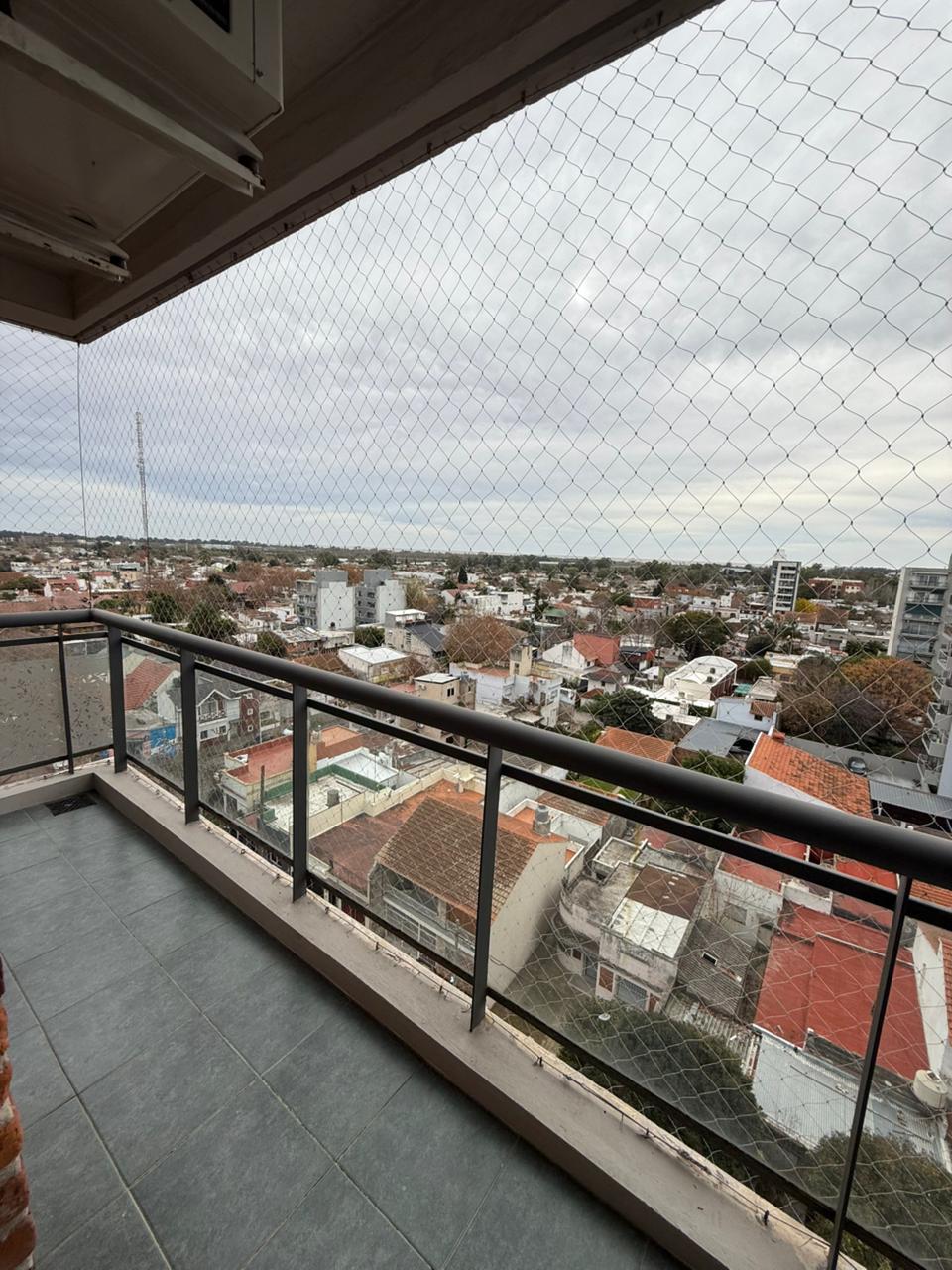 aparopropiedades - Departamento de 3 ambientes con cochera techada en Quilmes centro.