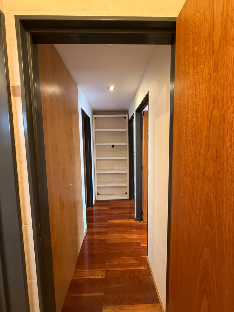 aparopropiedades - Departamento de 3 ambientes con cochera techada en Quilmes centro.