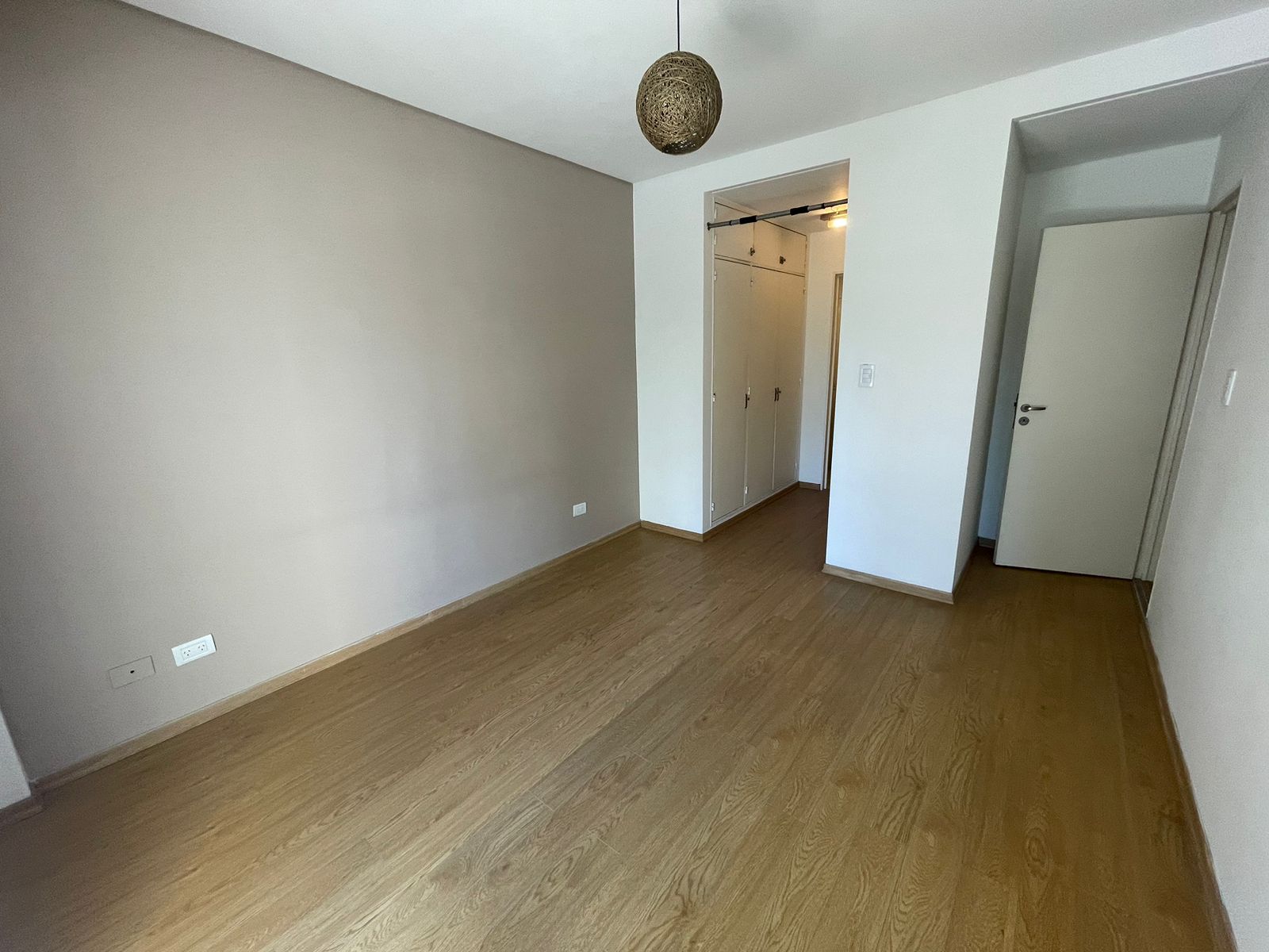 aparopropiedades - Semipiso con cochera en Quilmes centro en Alquiler