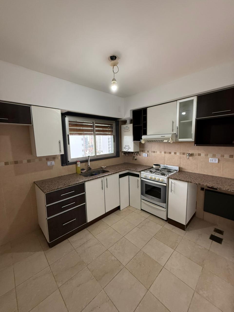 aparopropiedades - Departamento de 3 ambientes con cochera techada en Quilmes centro.
