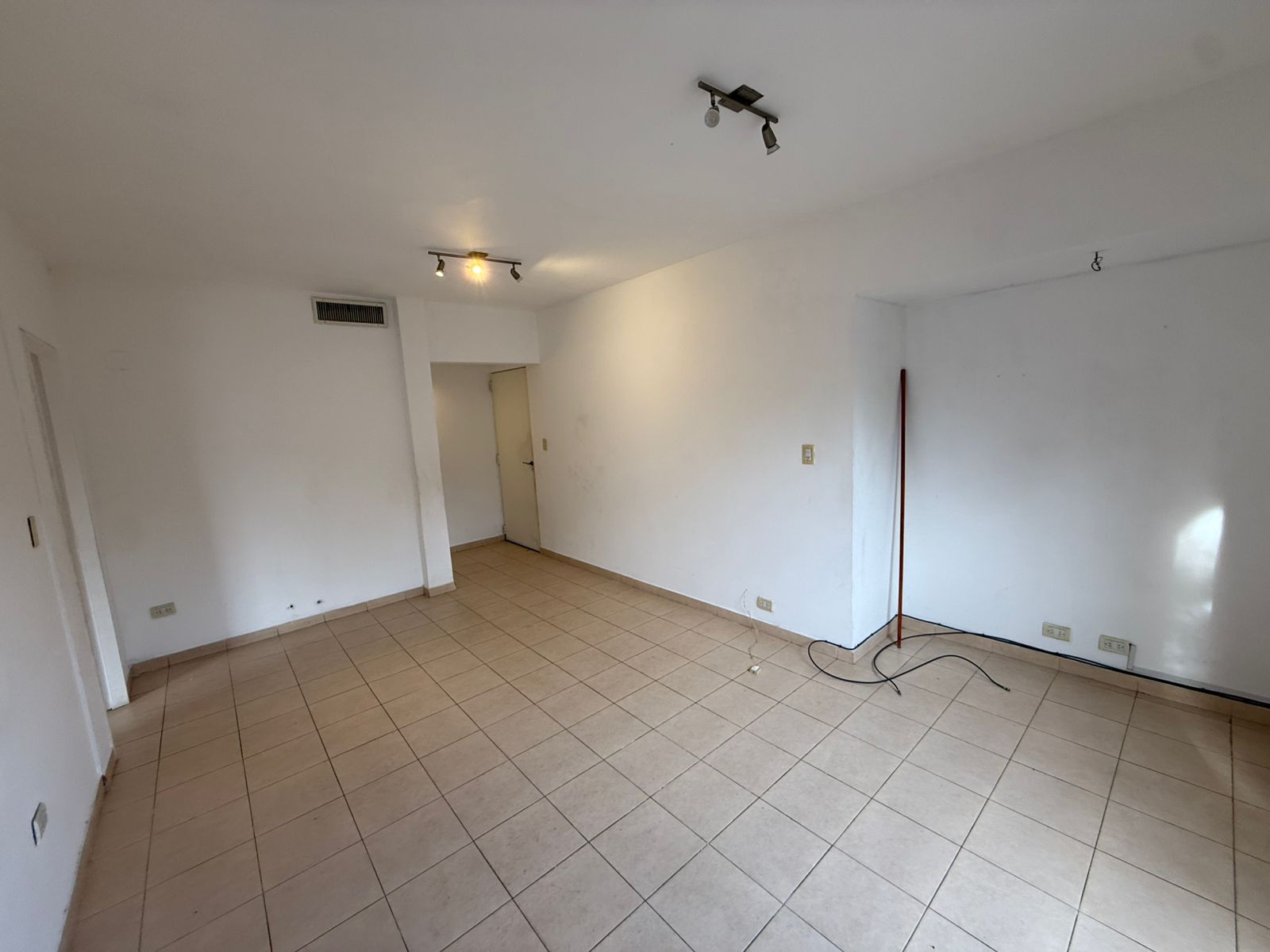 aparopropiedades - Departamento en planta alta en Bernal centro
