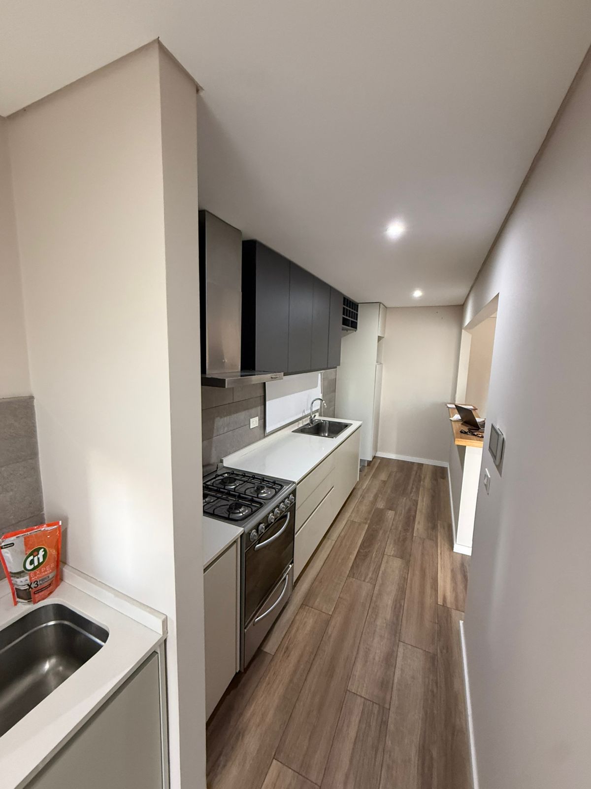 aparopropiedades - Departamento de 2 ambientes con cochera en alquiler en el Complejo Klover Plaza