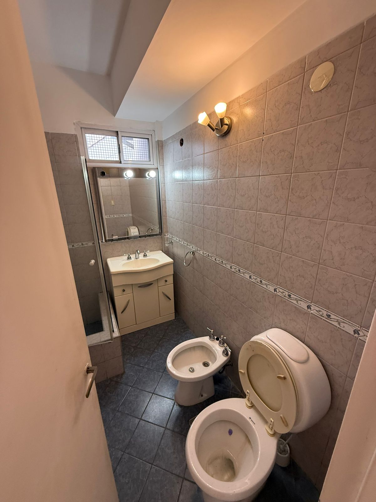 aparopropiedades - Departamento en planta alta en Bernal centro