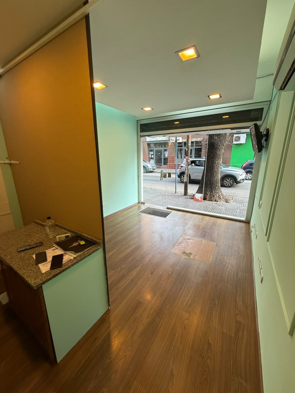aparopropiedades - Local comercial sobre la calle Garibaldi en Alquiler