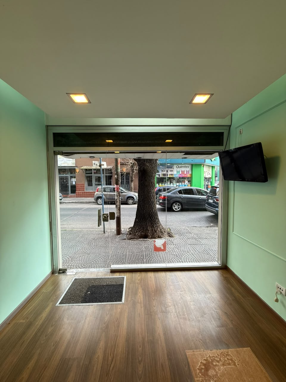aparopropiedades - Local comercial sobre la calle Garibaldi en Alquiler