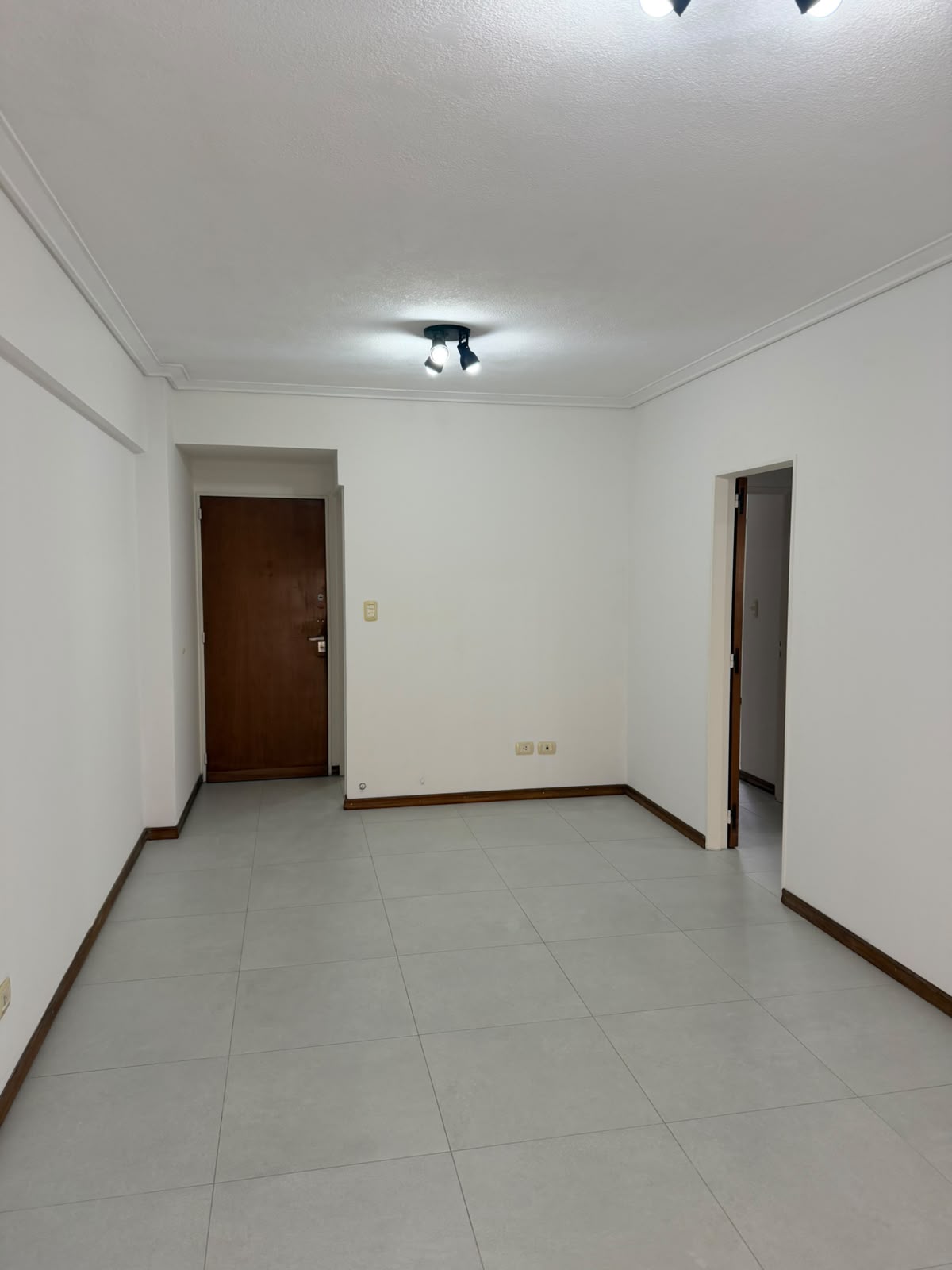 aparopropiedades - Departamento de 3 ambientes sobre la calle Rivadavia 
