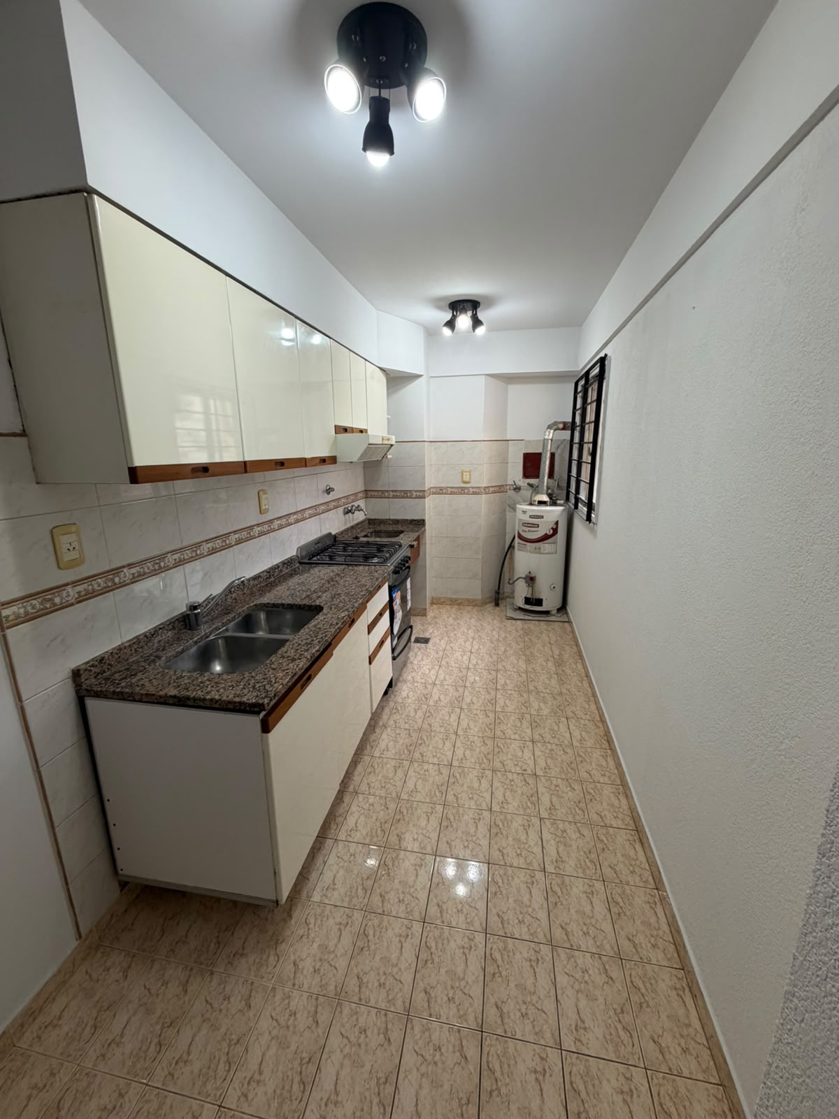 aparopropiedades - Departamento de 3 ambientes sobre la calle Rivadavia 