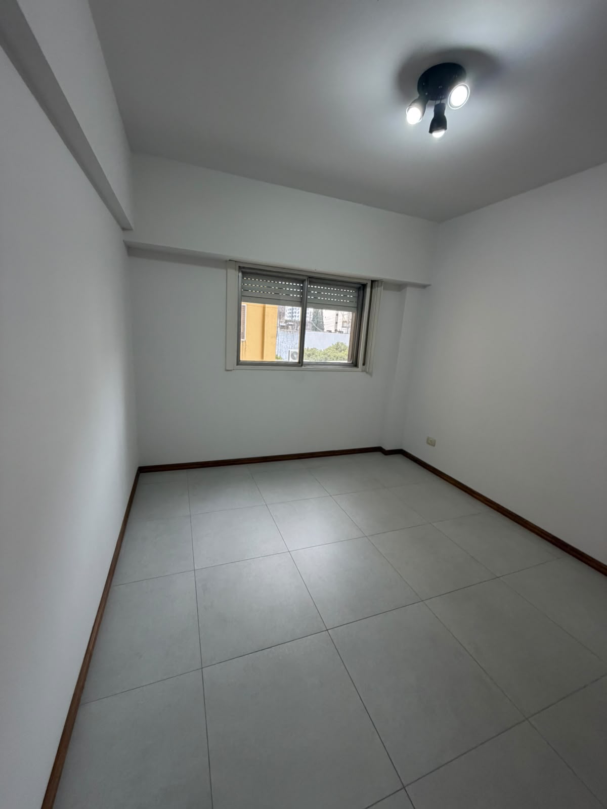 aparopropiedades - Departamento de 3 ambientes sobre la calle Rivadavia 