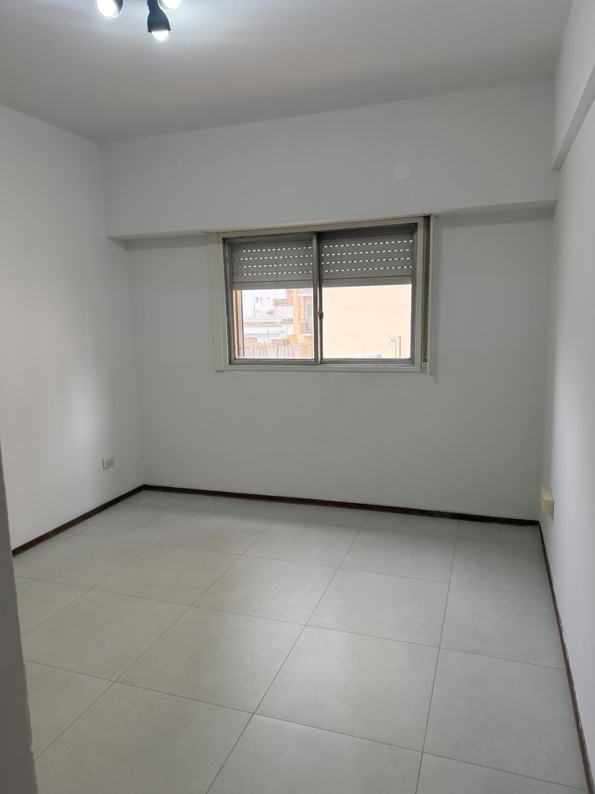 aparopropiedades - Departamento de 3 ambientes sobre la calle Rivadavia 