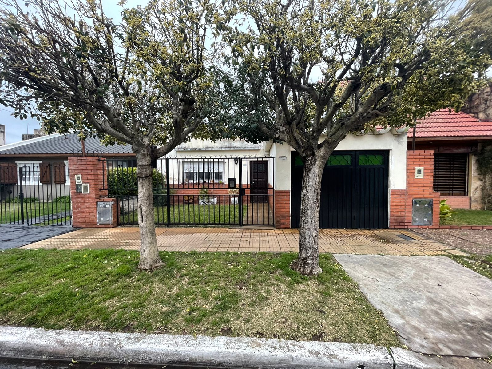 aparopropiedades - Casa en Quilmes Este a la venta