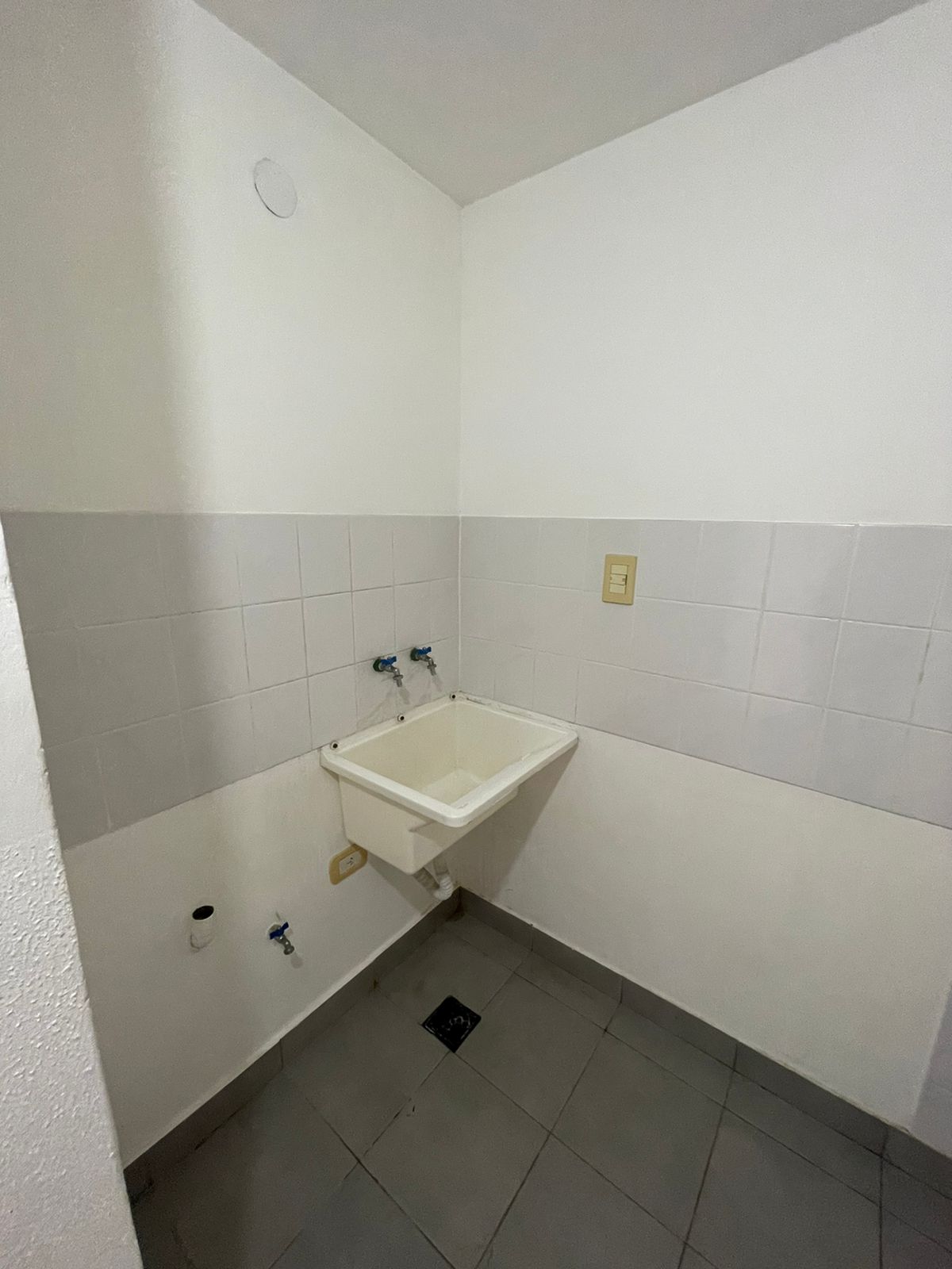 aparopropiedades - Departamento de 3 ambientes en Bernal Oeste