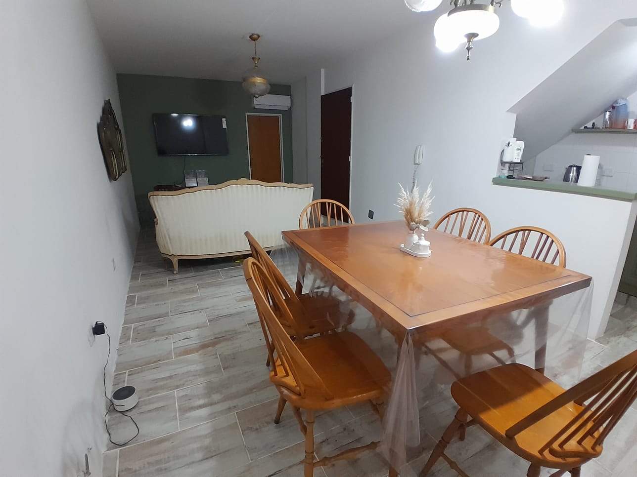 aparopropiedades - Departamento sobre Rivadavia en Alquiler