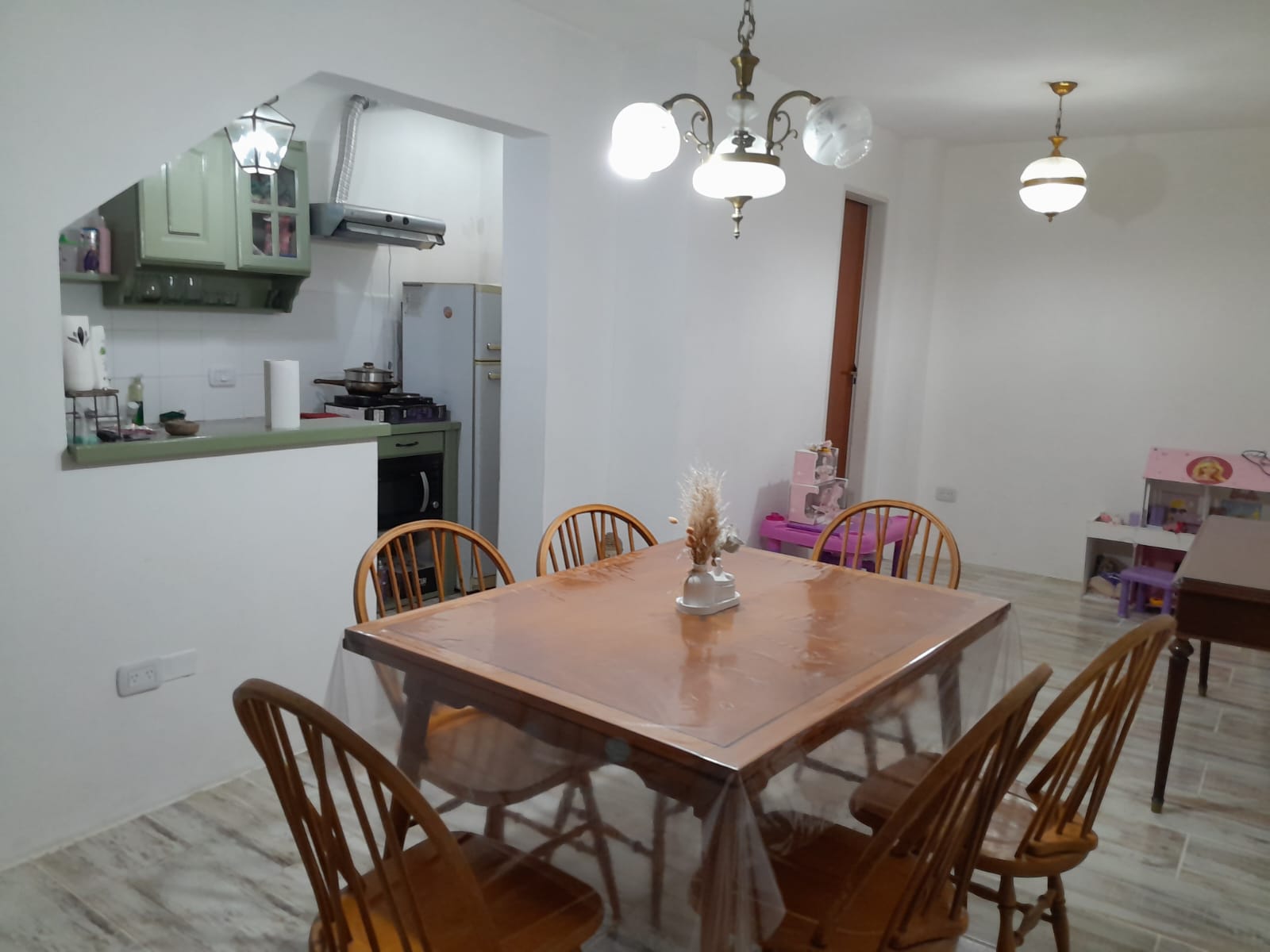 aparopropiedades - Departamento sobre Rivadavia en Alquiler