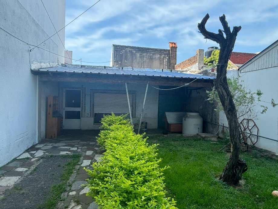 aparopropiedades - Casa en venta de 3 ambientes a Reciclar o demoler sobre lote de 7x22