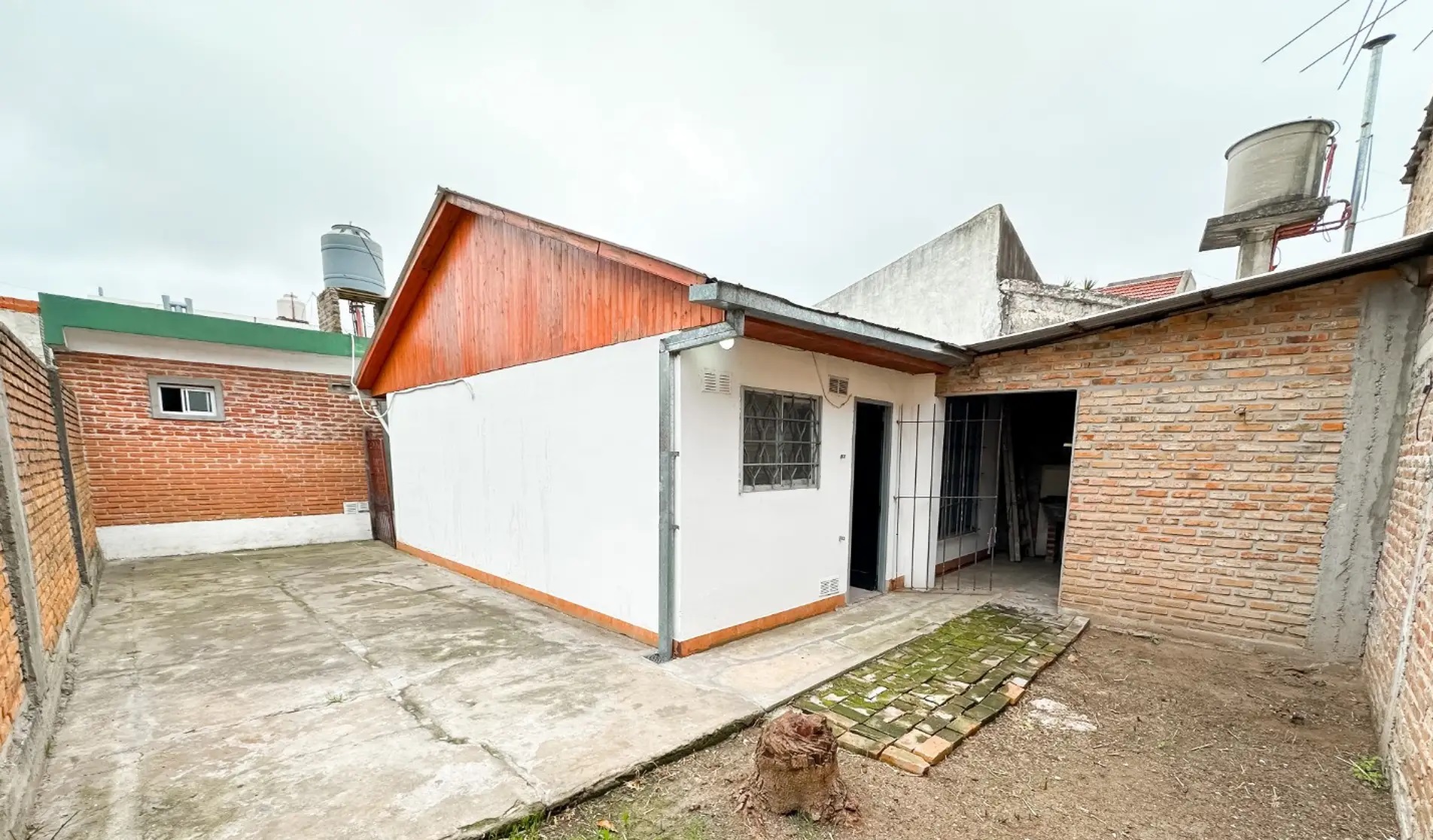 aparopropiedades - Departamento de 3 ambientes con patio en Ezpeleta