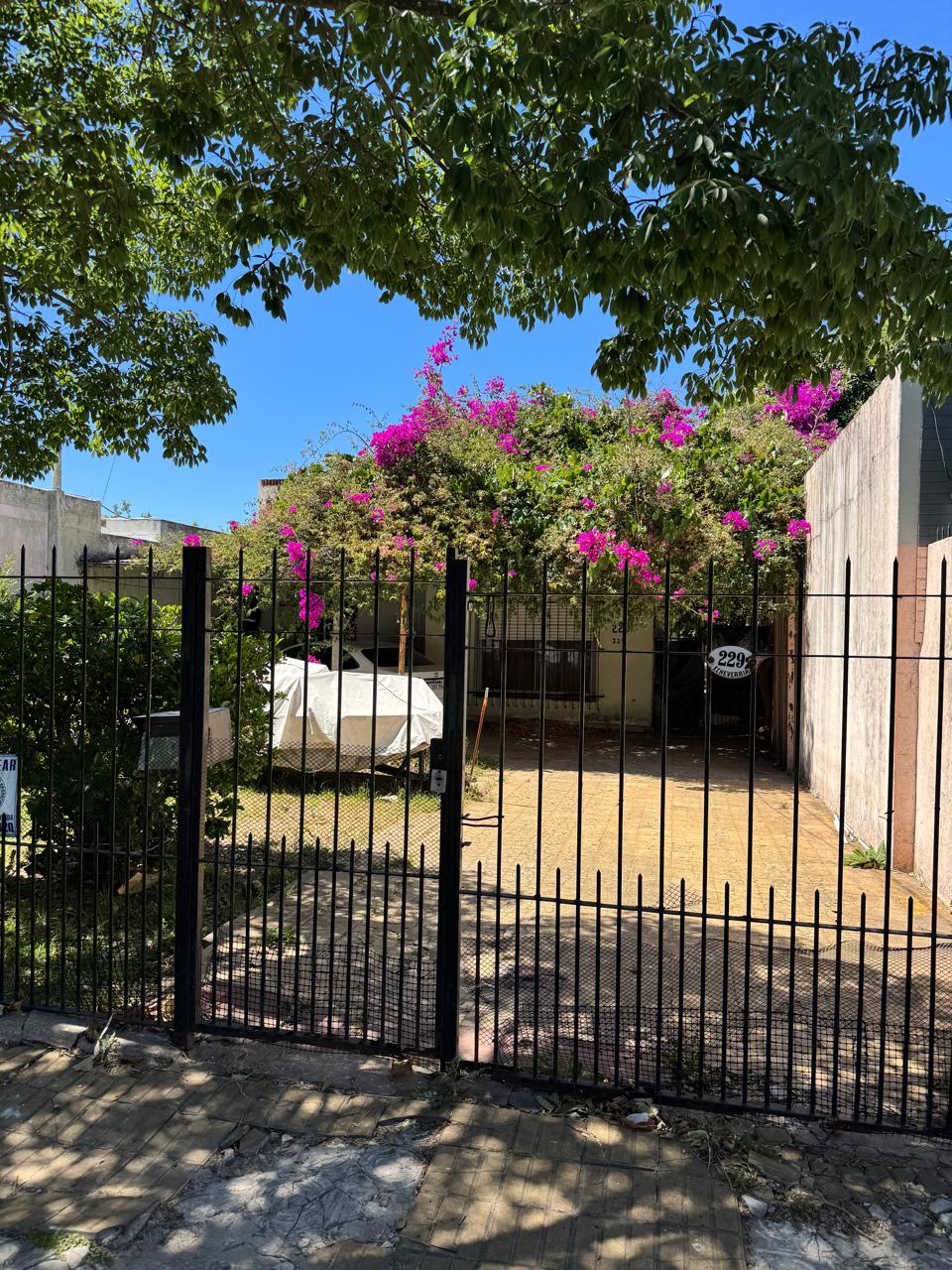 aparopropiedades - Casa con fondo en Quilmes Este a la venta