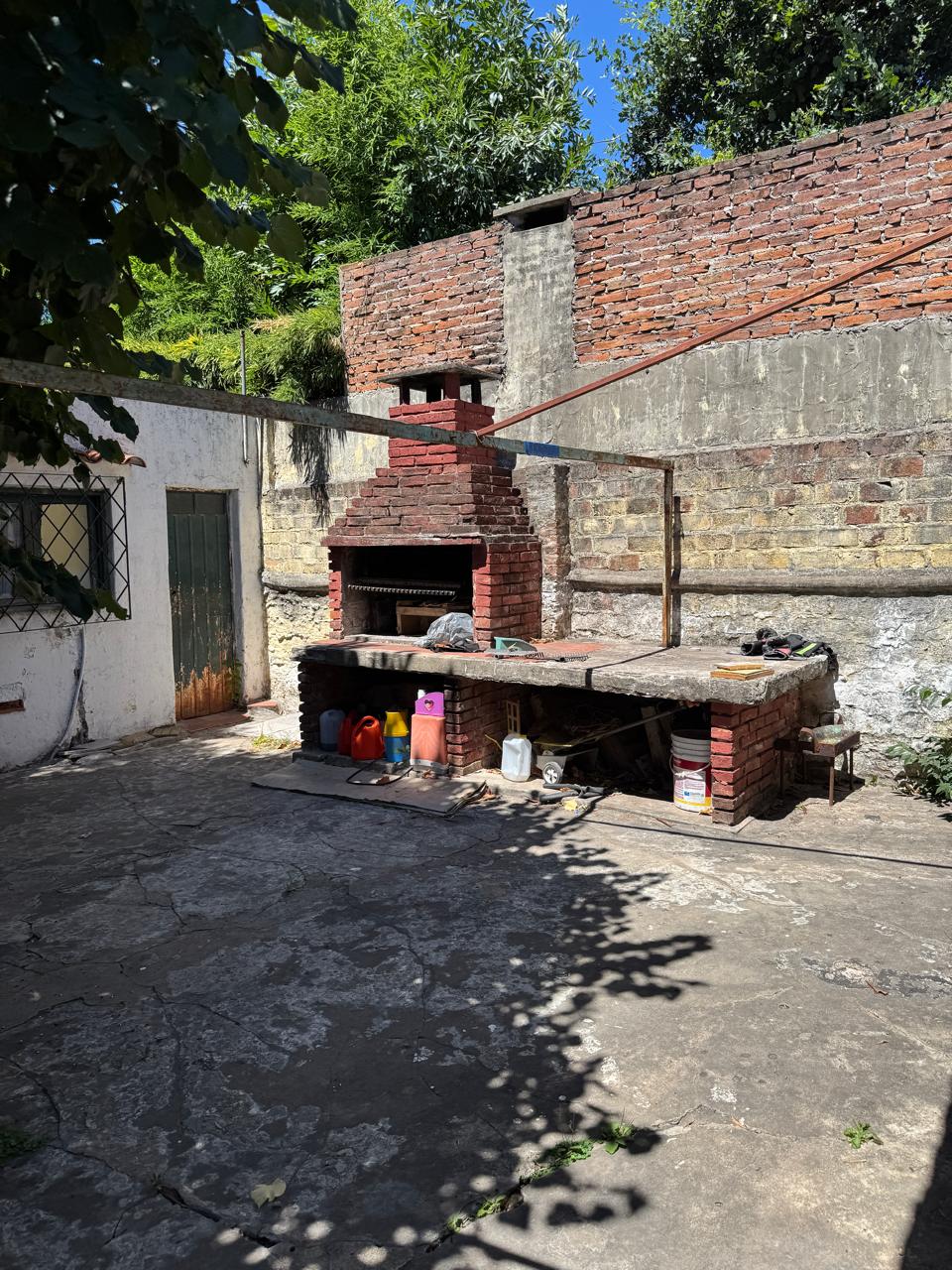 aparopropiedades - Casa con fondo en Quilmes Este a la venta