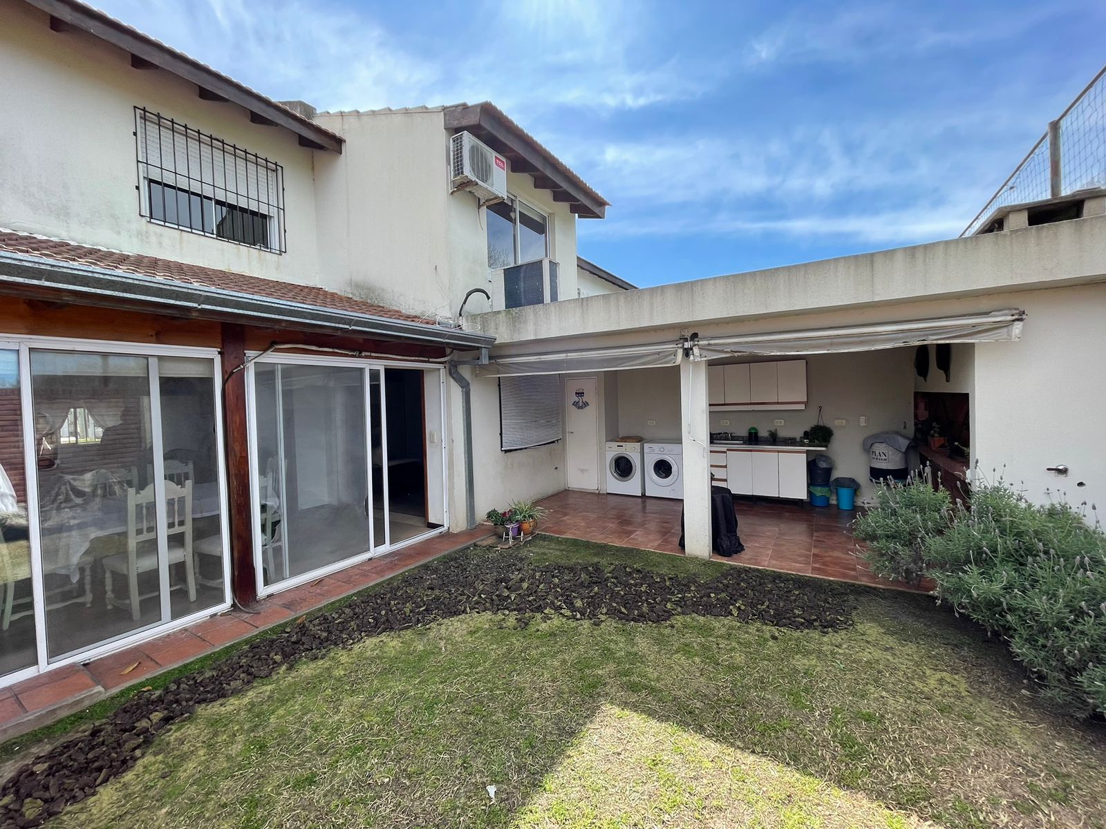 aparopropiedades - Casa en el Barrio Coperativo de Quilmes en venta