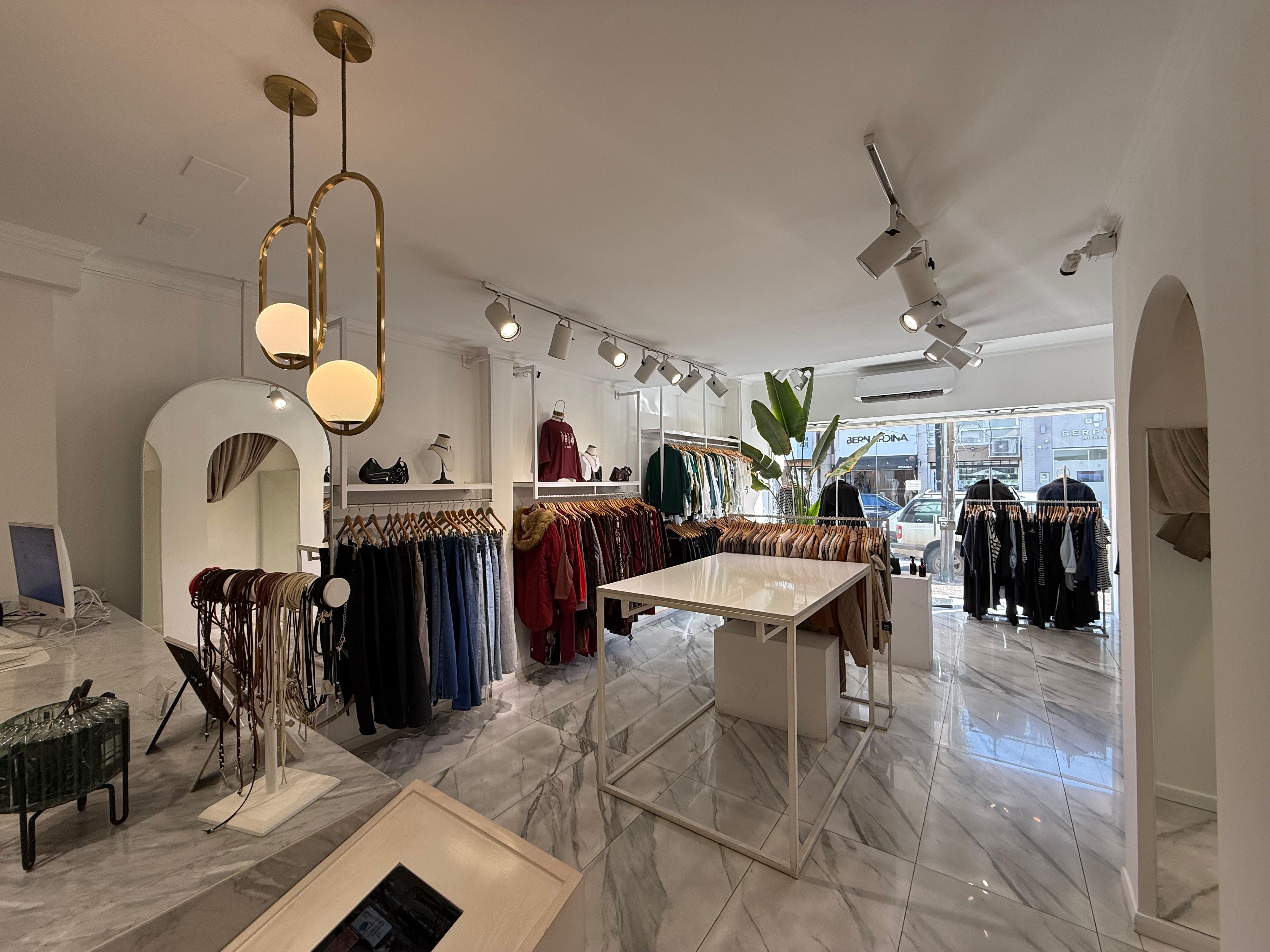 aparopropiedades - Local comercial sobre la calle Videla en Alquiler