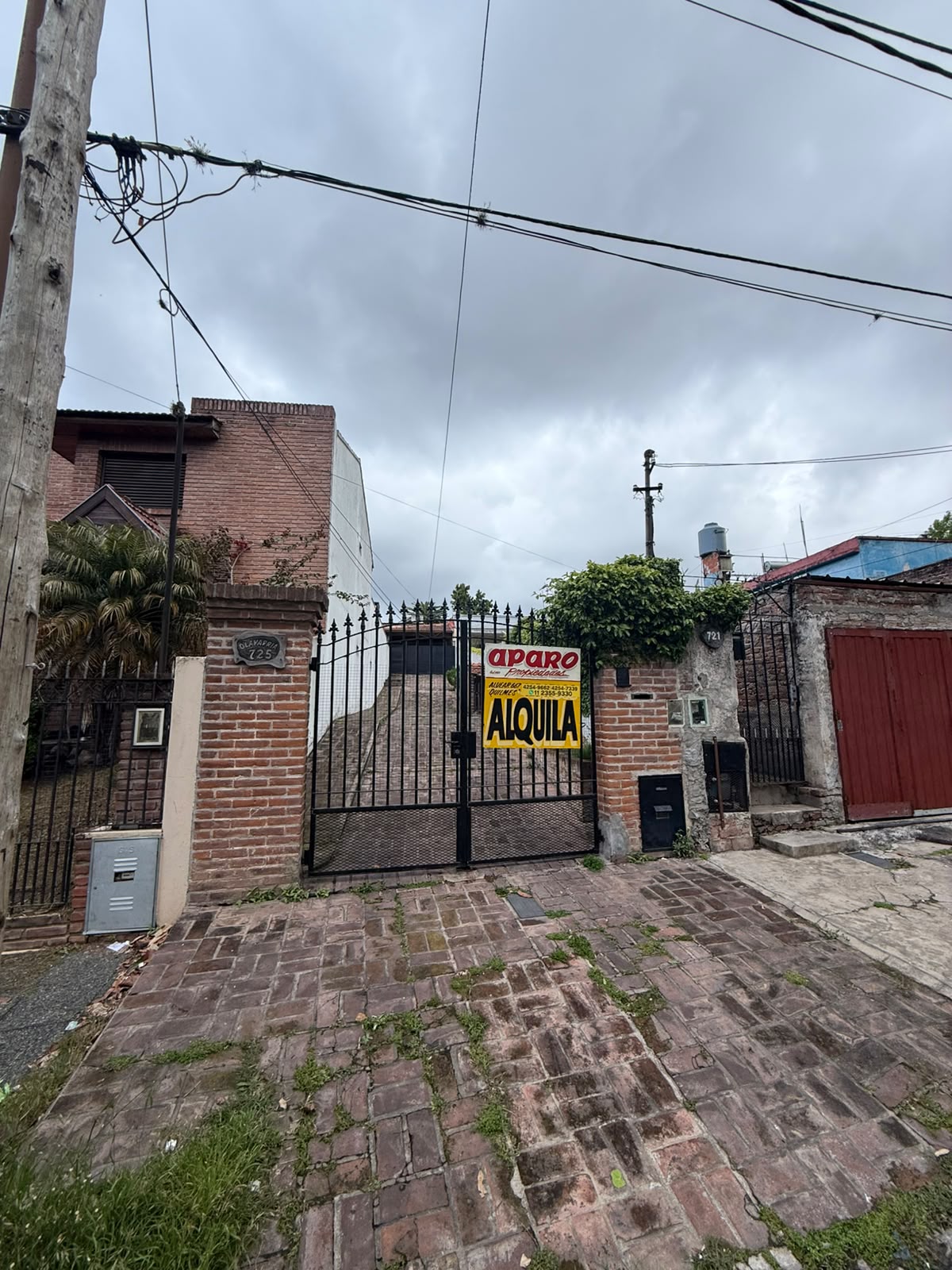 aparopropiedades - CASA EN ALQUILER SOBRE AMPLIO LOTE EN QUILMES
