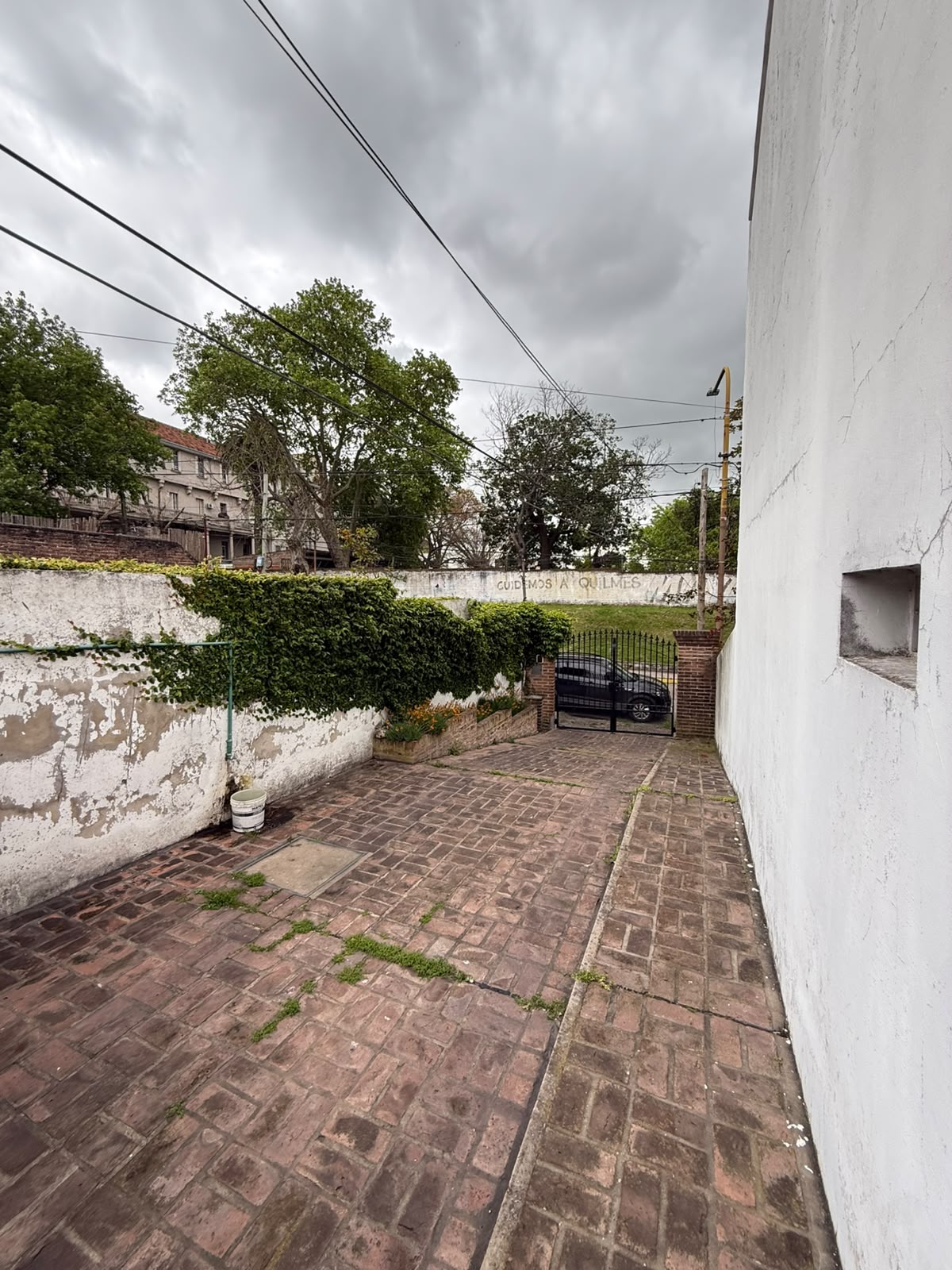 aparopropiedades - CASA EN ALQUILER SOBRE AMPLIO LOTE EN QUILMES