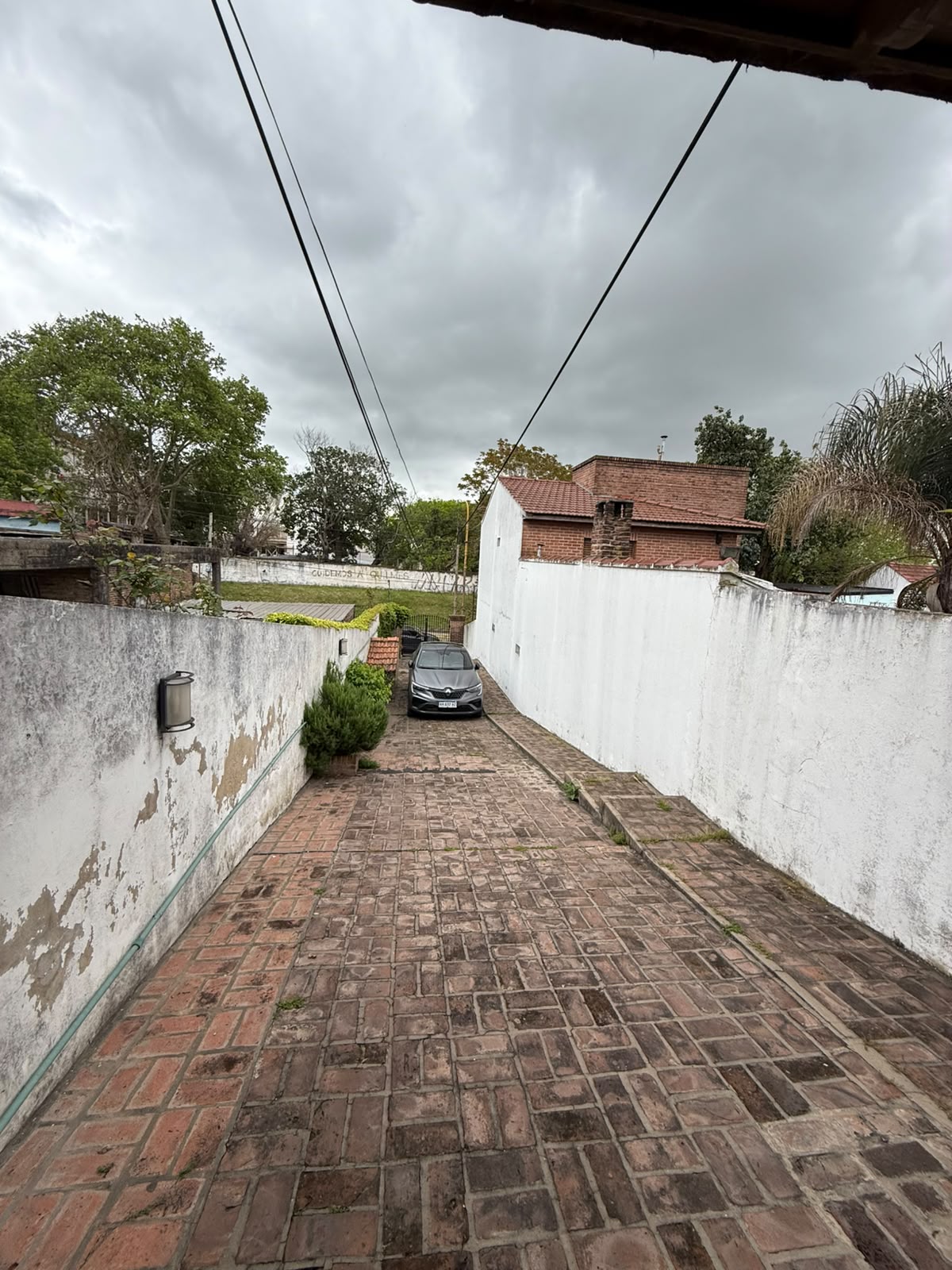 aparopropiedades - CASA EN ALQUILER SOBRE AMPLIO LOTE EN QUILMES