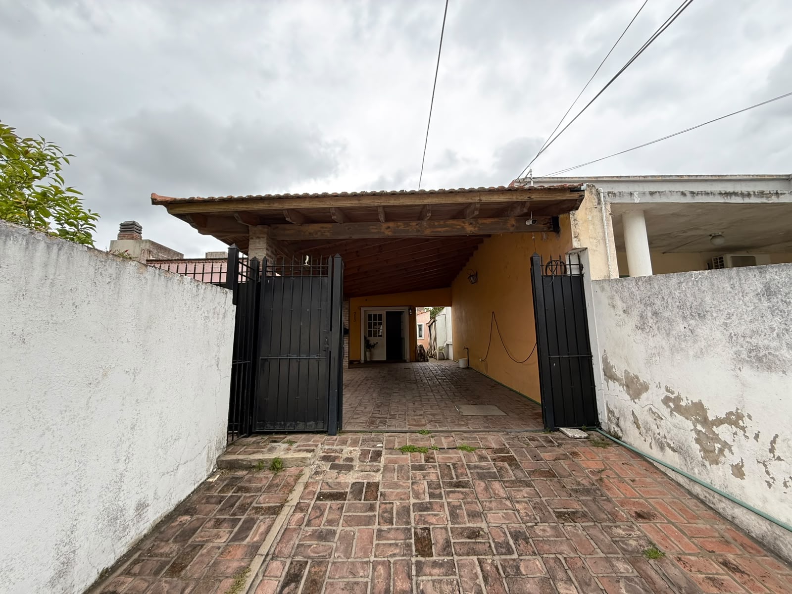 aparopropiedades - CASA EN ALQUILER SOBRE AMPLIO LOTE EN QUILMES