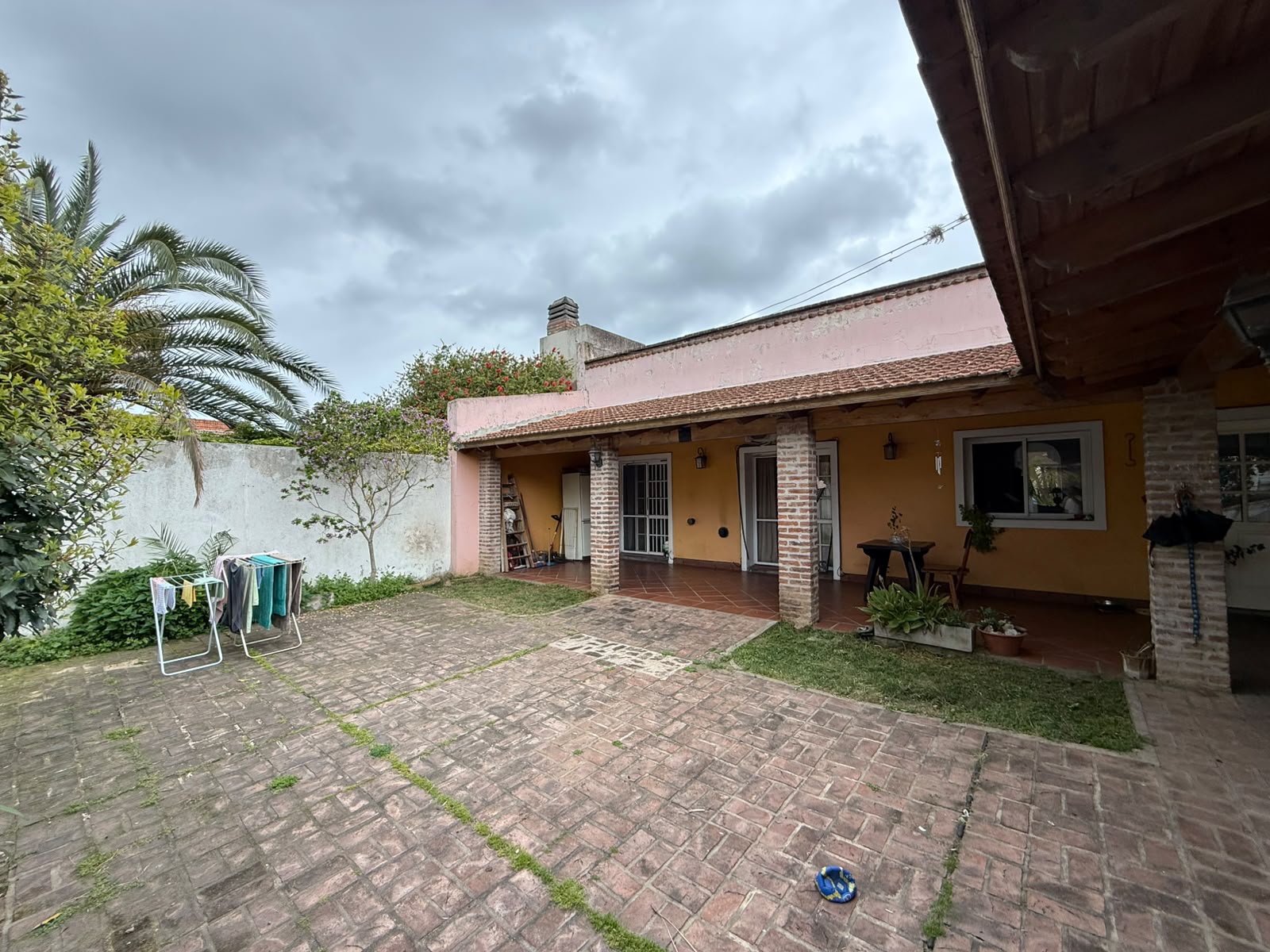 aparopropiedades - CASA EN ALQUILER SOBRE AMPLIO LOTE EN QUILMES