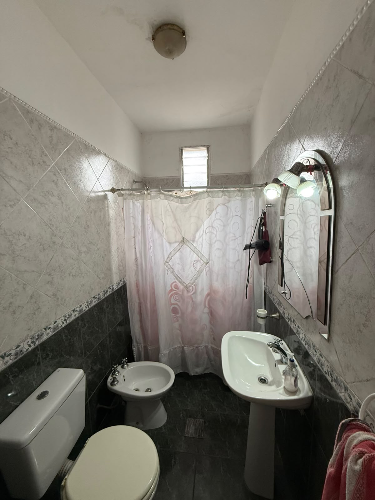 aparopropiedades - CASA EN ALQUILER SOBRE AMPLIO LOTE EN QUILMES