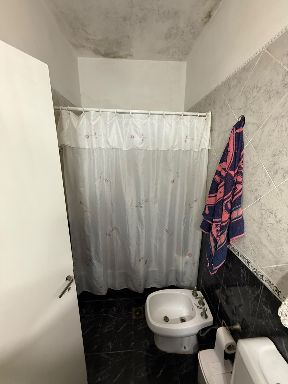 aparopropiedades - CASA EN ALQUILER SOBRE AMPLIO LOTE EN QUILMES