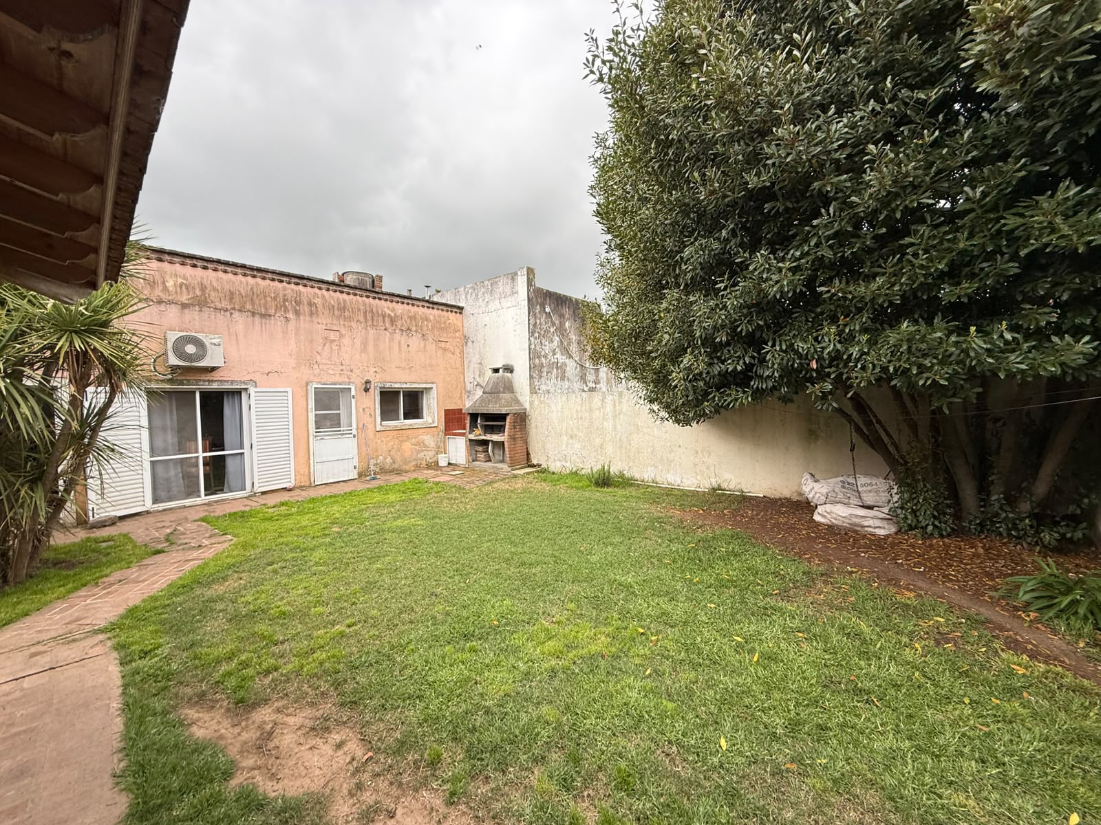 aparopropiedades - CASA EN ALQUILER SOBRE AMPLIO LOTE EN QUILMES