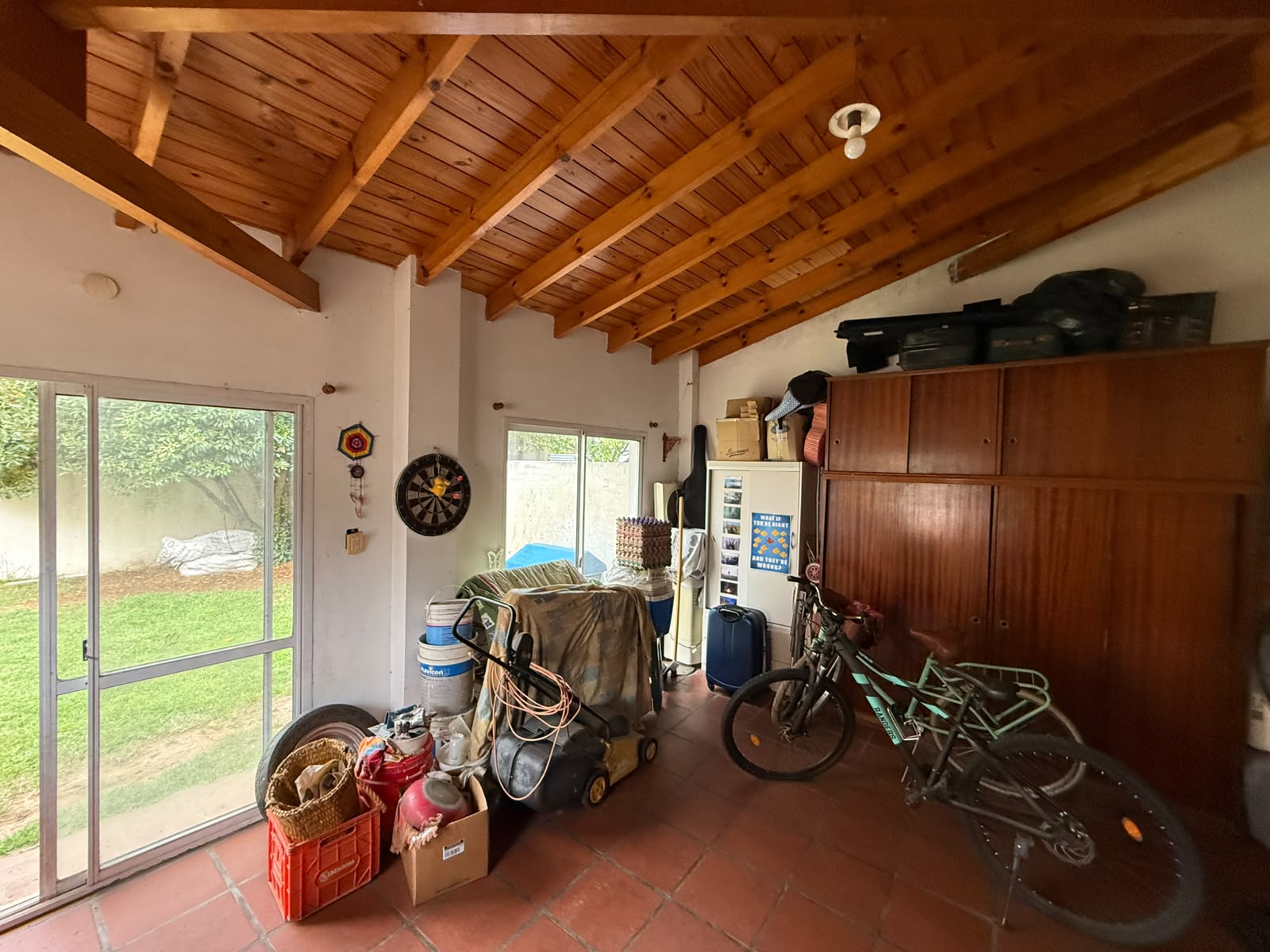 aparopropiedades - CASA EN ALQUILER SOBRE AMPLIO LOTE EN QUILMES