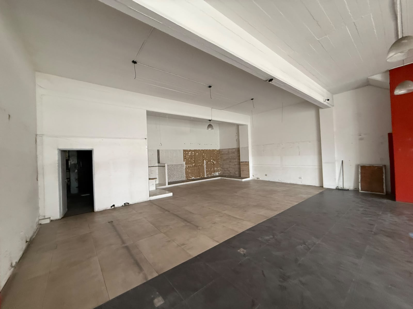 aparopropiedades - Local comercial sobre Avenida Calchaquí y Galpón 
