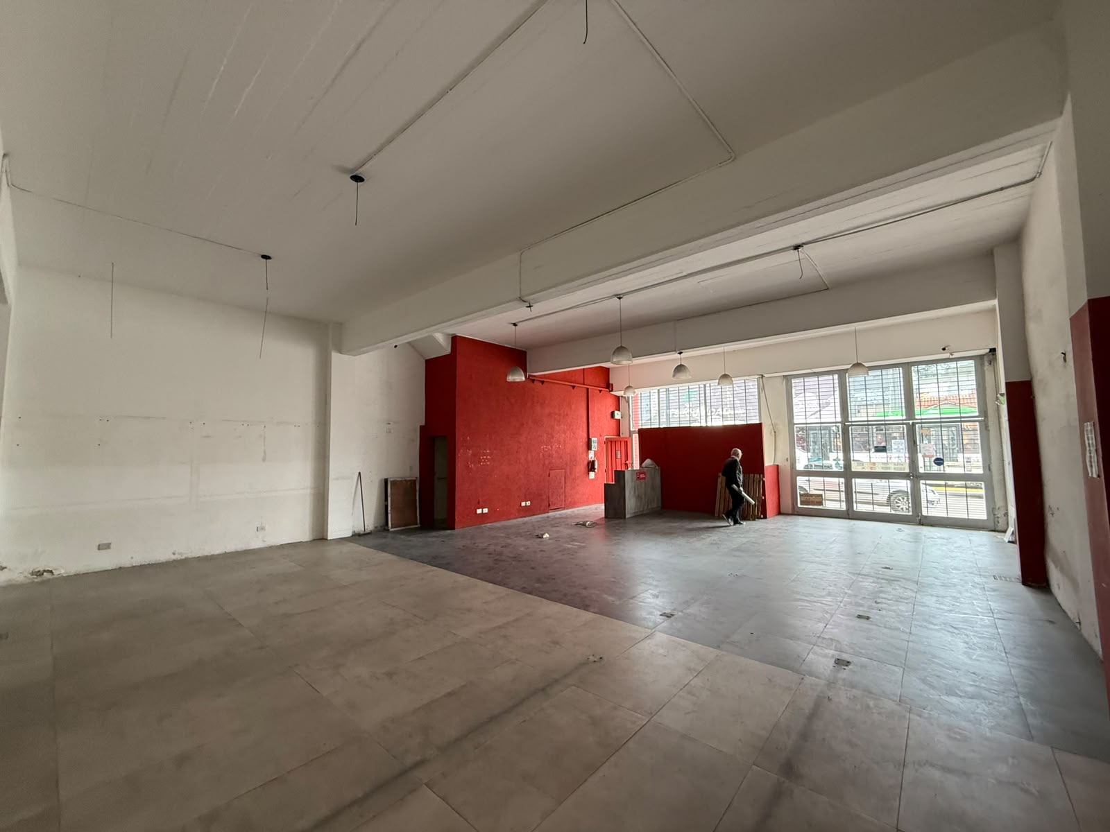 aparopropiedades - Local comercial sobre Avenida Calchaquí y Galpón 