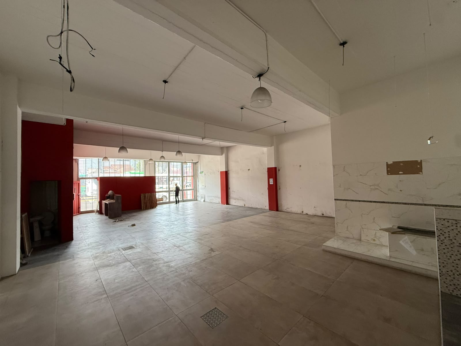 aparopropiedades - Local comercial sobre Avenida Calchaquí y Galpón 