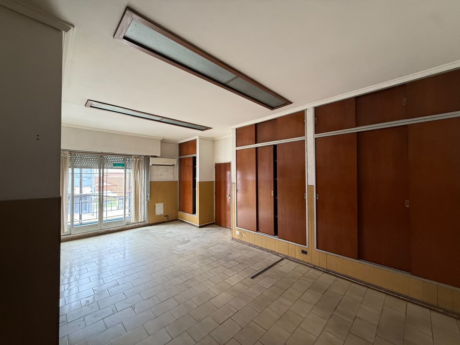 aparopropiedades - Local comercial sobre Avenida Calchaquí y Galpón 