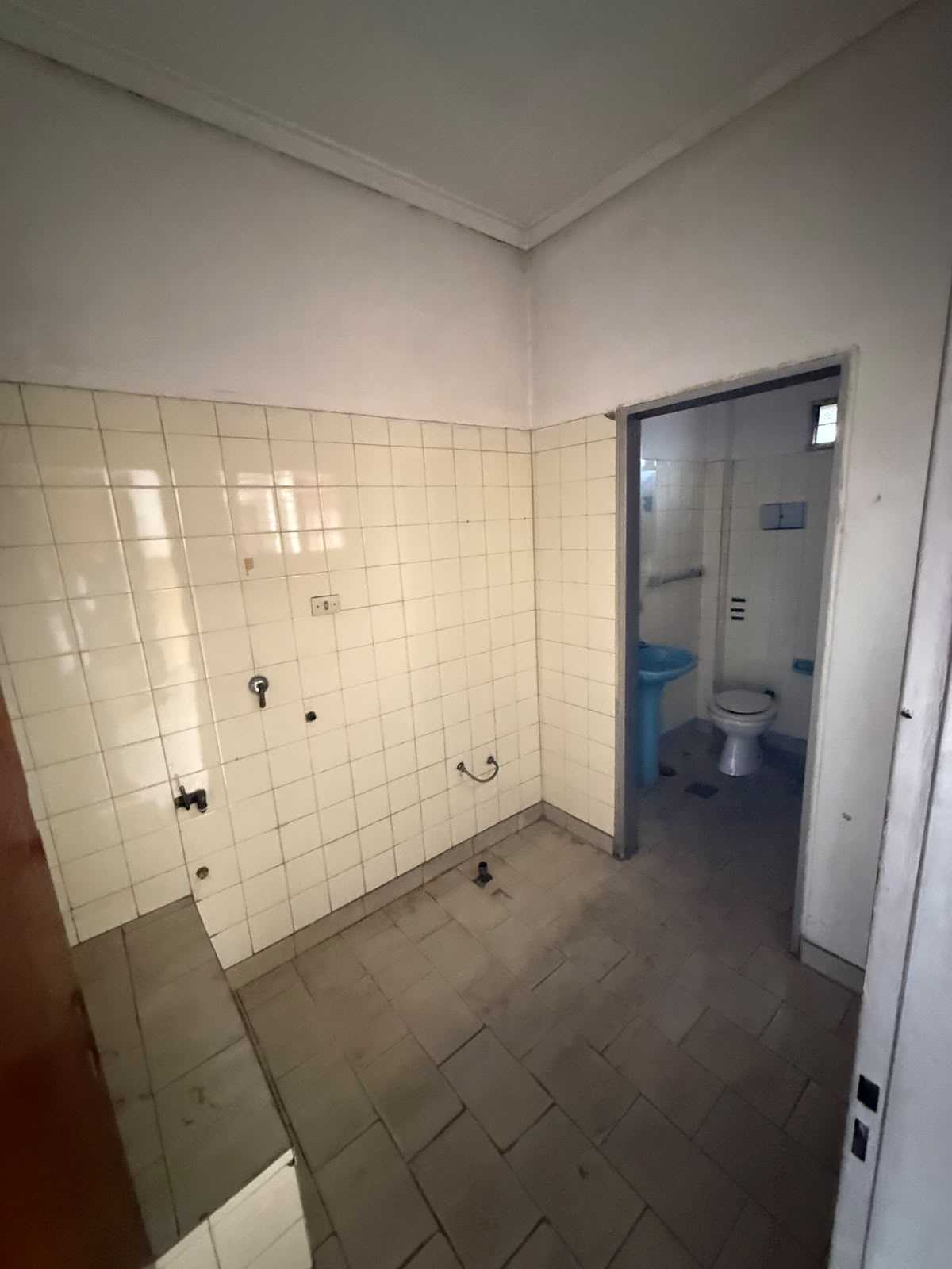 aparopropiedades - Local comercial sobre Avenida Calchaquí y Galpón 