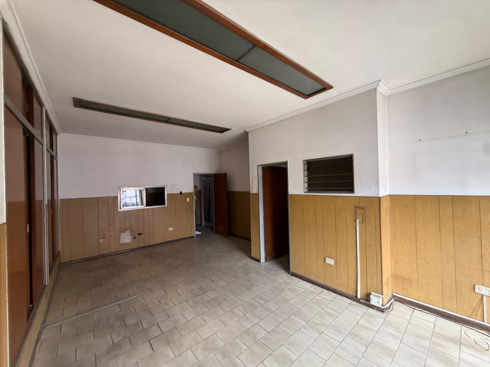 aparopropiedades - Local comercial sobre Avenida Calchaquí y Galpón 