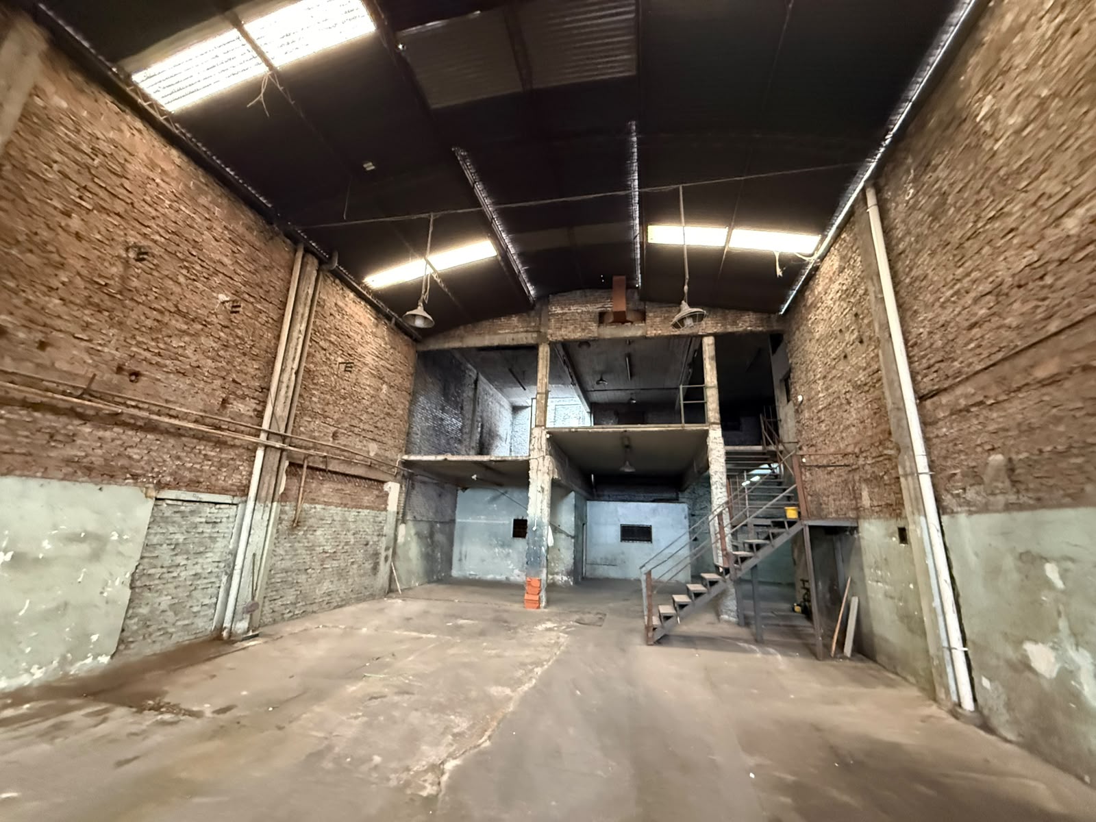 aparopropiedades - Local comercial sobre Avenida Calchaquí y Galpón 