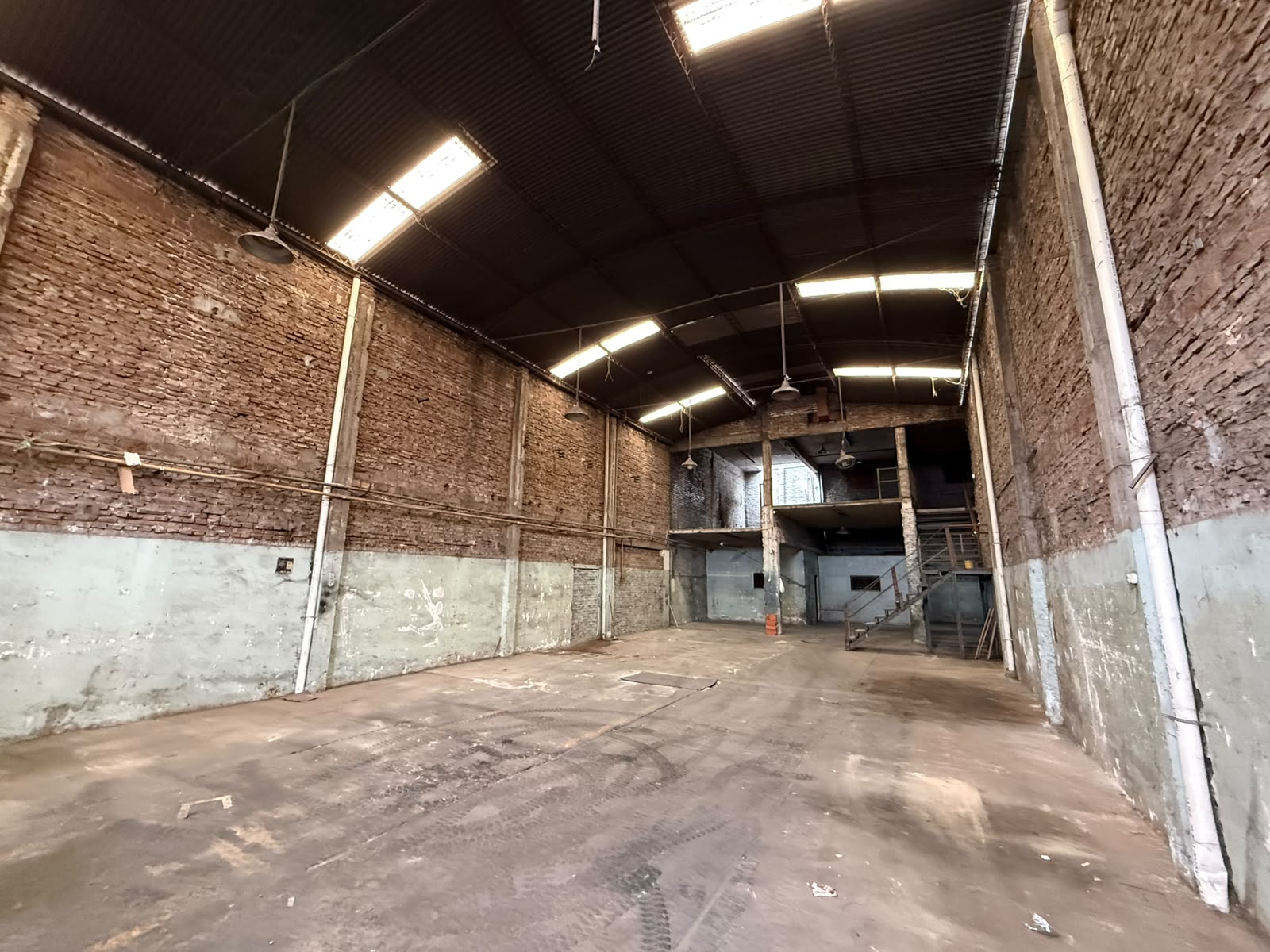aparopropiedades - Local comercial sobre Avenida Calchaquí y Galpón 